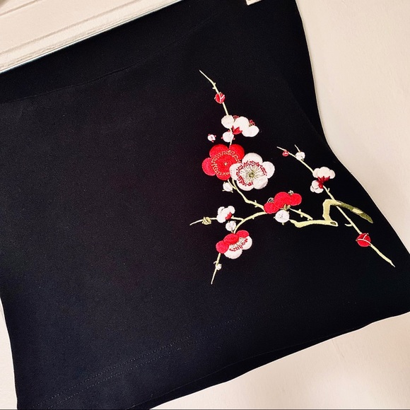 RARE | Crop Top with Back Accent Embroidery - Picture 10 of 14